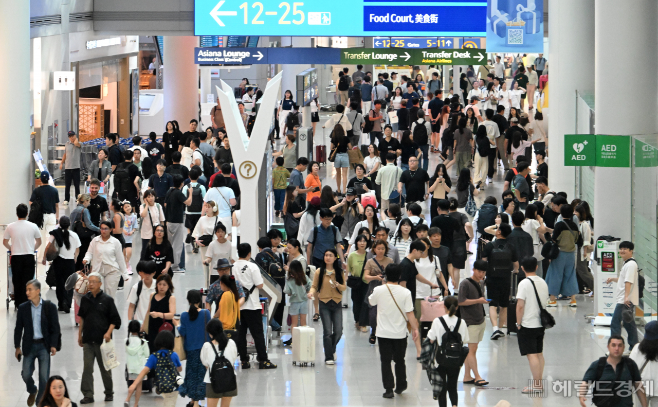 본격적인 여름 휴가철이 시작된 지난달 26일 오전 인천 중구 인천국제공항 제1터미널 출국장 면세구역이 휴가를 떠나는 여행객들로 붐비고 있다. 영종도=임세준 기자