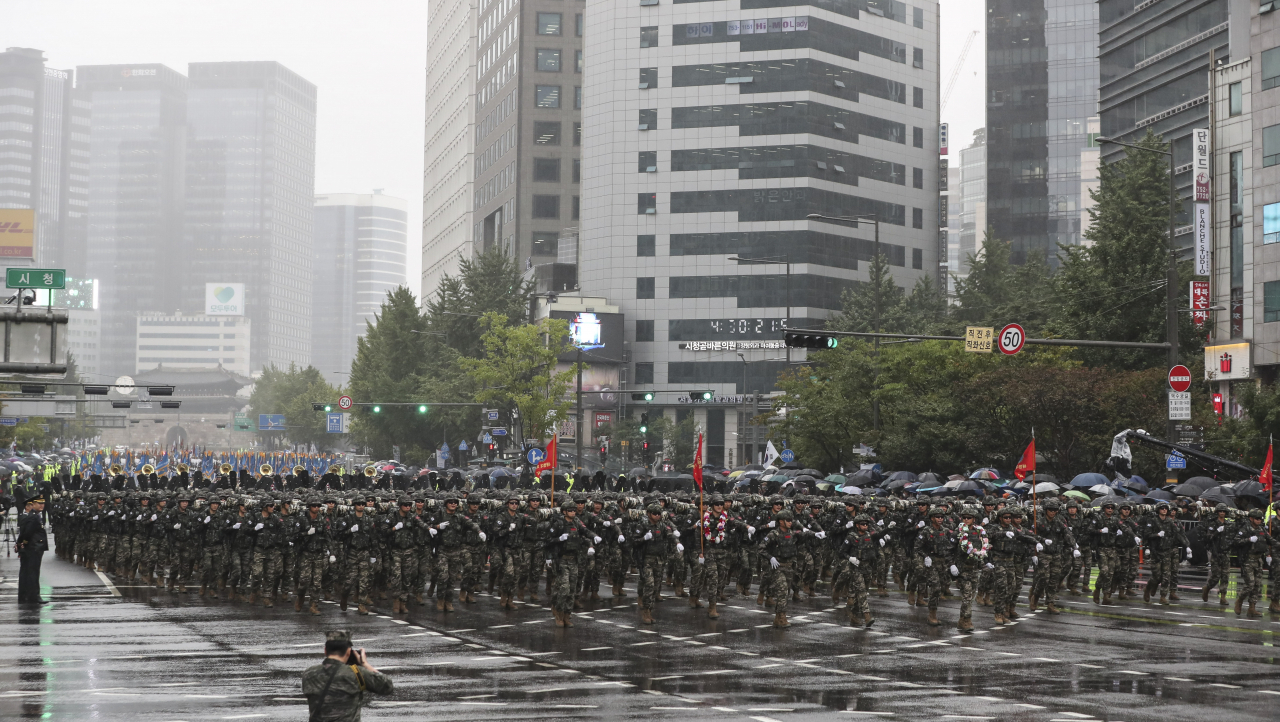 건군 76주년 국군의 날 기념행사가 오는 10월 1일 서울공항에서 열리고 서울 중구 세종로 일대에서 시가행진도 진행한다. 사진은 지난해 건군 75주년 국군의 날 기념행사 당시 해병대 군 장병들이 시가행진을 하고 있다. [사진공동취재단]