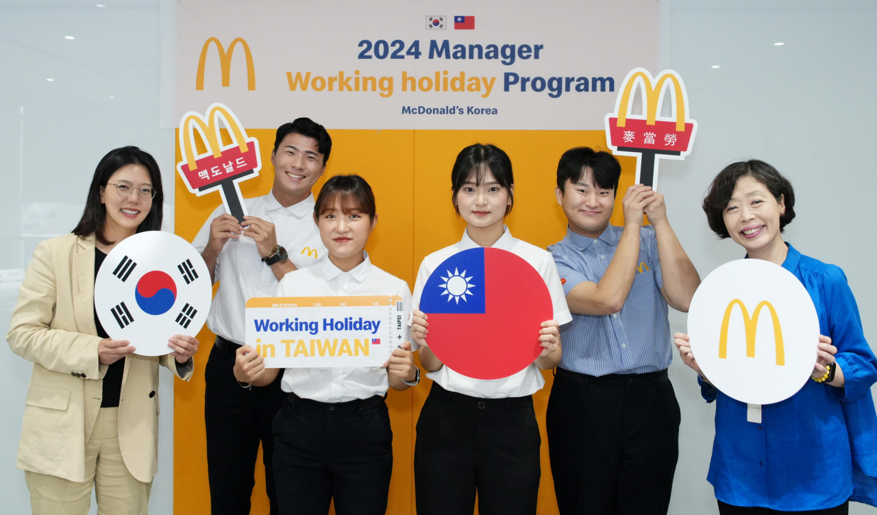 김기원(왼쪽부터) 한국맥도날드 대표이사, 유우철 충남당진DT점 점장, 김하영 수원인계DT점 매니저, 김정은 부천역곡DT점 매니저, 김용희 고양덕이DT점 매니저, 정승혜 부사장. [한국맥도날드 제공]