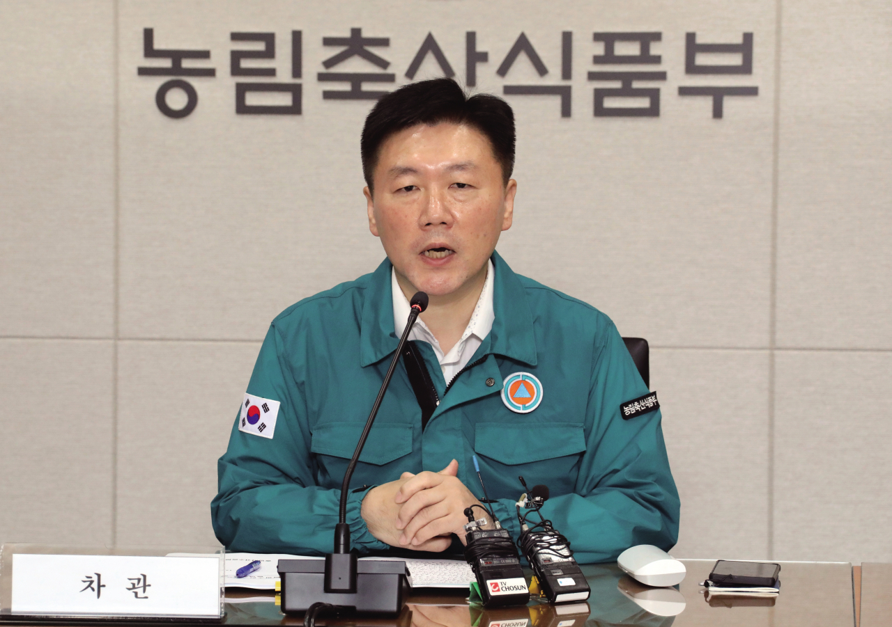 박범수 농림축산식품부 차관이 13일 오전 정부세종청사 농식품부 재난상황실에서 열린 를 주재하고 있다. [연합]