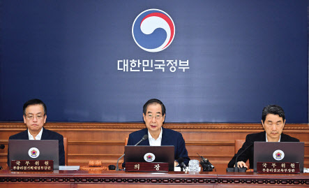 한덕수(가운데) 국무총리가 13일 오전 서울 종로구 정부서울청사에서 열린 국무회의에서 모두발언을 하고 있다. 임세준 기자