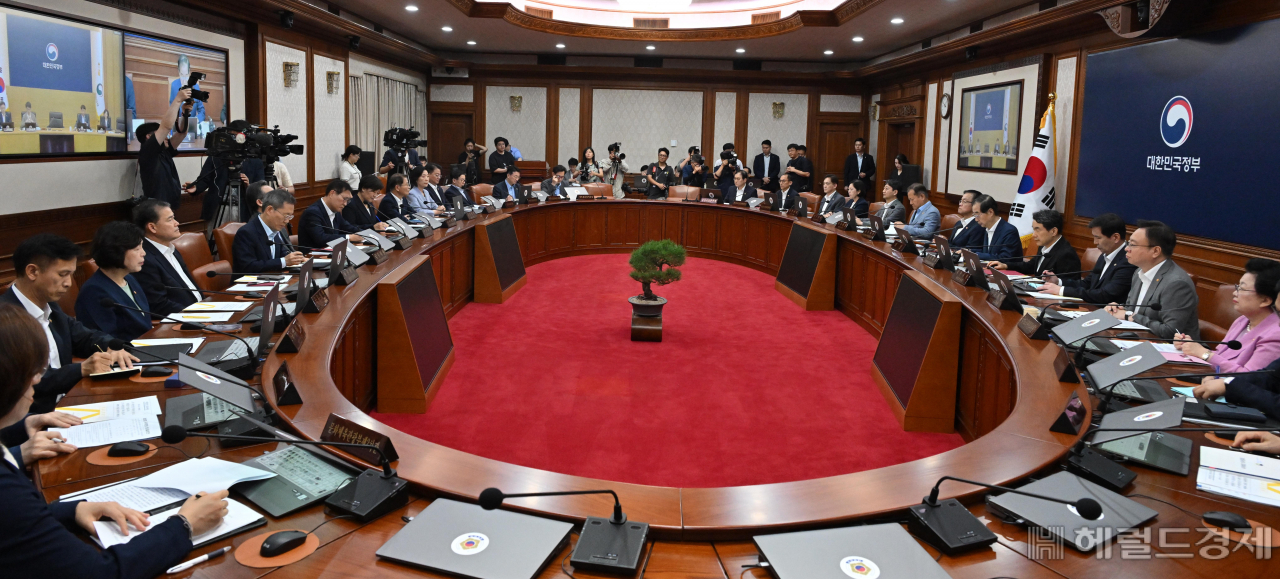 한덕수(오른쪽 다섯 번째) 국무총리가 13일 오전 서울 종로구 정부서울청사에서 열린 국무회의에서 모두발언을 하고 있다. 임세준 기자