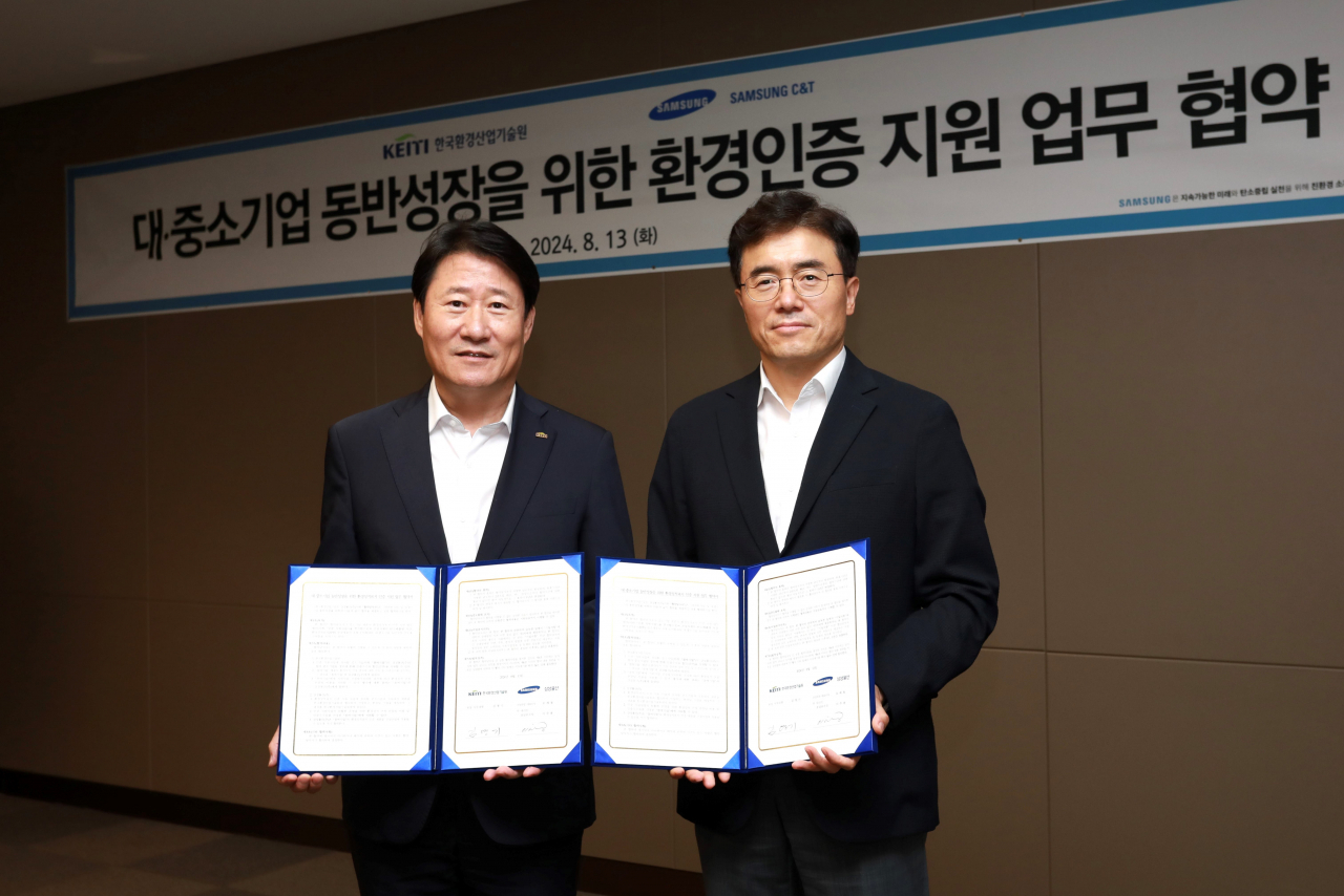 이주용 삼성물산 조달본부장(오른쪽)과 김영기 한국환경산업기술원 환경산업기술본부장이 13일 삼성물산 건설부문 본사에서 환경성적표지 인증 지원을 위한 업무 협약을 체결하고 있다. [삼성물산]