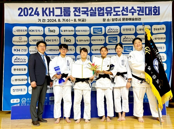 순천시청직장운동경기부 여자 유도팀이 우승 기념 사진을 촬영하고 있다.[순천시 제공]