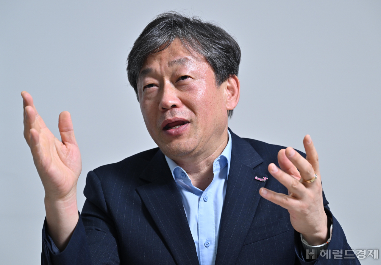 엄재용 티캐스트 대표이사 사장이 8일 서울 광화문 흥국생명빌딩에서 헤럴드경제와 인터뷰를 하고 있다. 임세준 기자