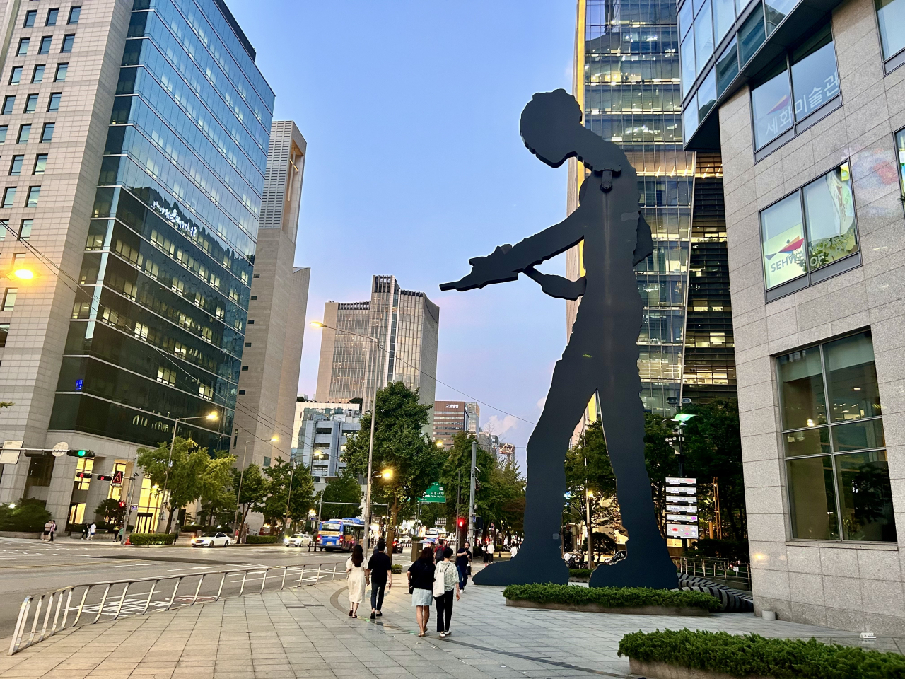 지난 8일 찾은 서울 광화문 흥국생명빌딩 앞에 초대형 조각 작품 ‘해머링 맨(망치질하는 사람)’이 설치돼 있는 모습 [김은희 기자]