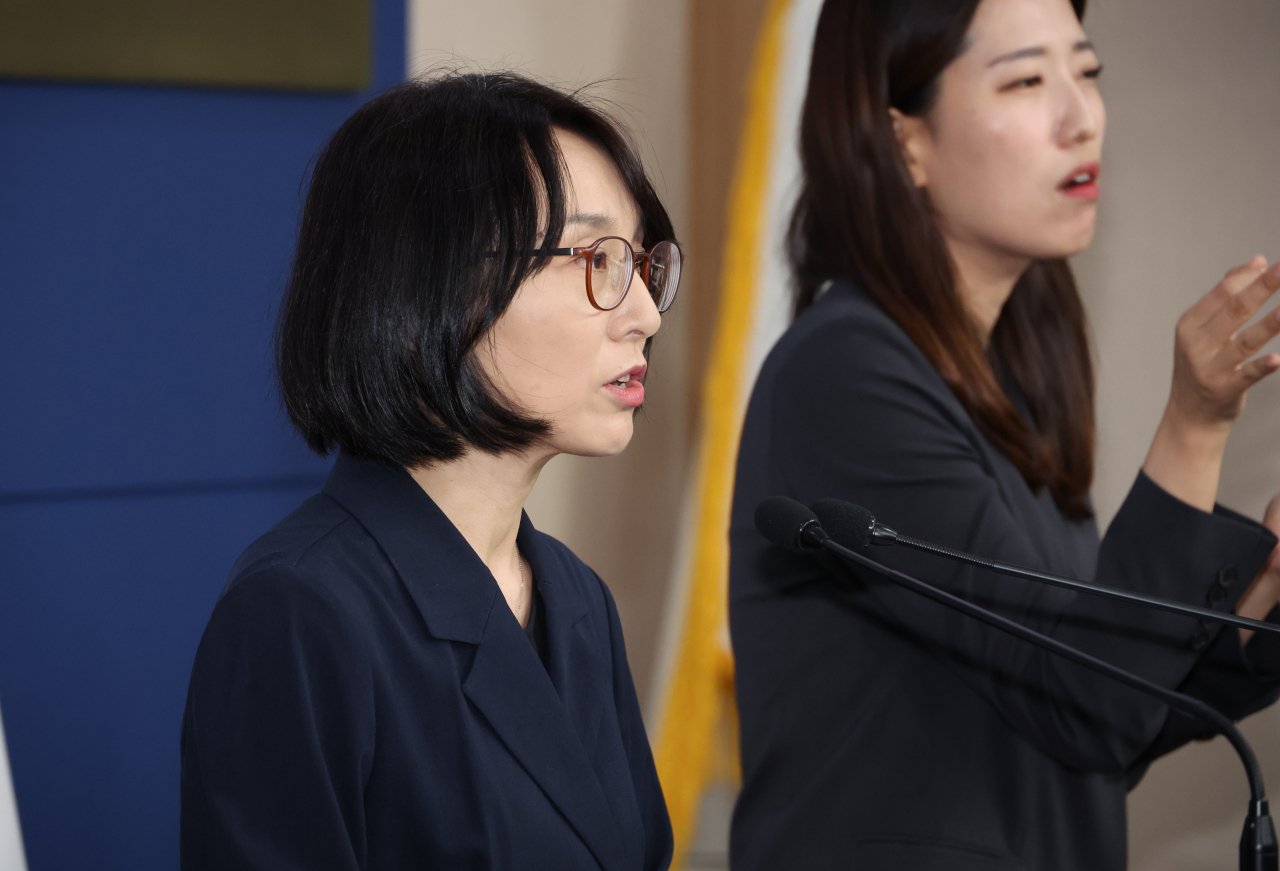 정경실 의료개혁추진단장이 13일 서울 종로구 정부서울청사 별관에서 의료개혁 추진상황 브리핑을 하고 있다.[연합]