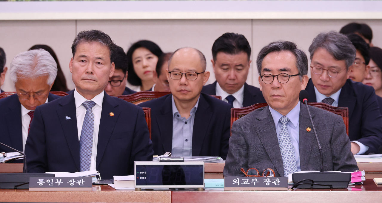 김영호 통일부 장관(왼쪽)과 조태열 외교부 장관이 13일 오후 국회에서 열린 외교통일위원회 전체회의에 참석해 자리하고 있다. [연합]