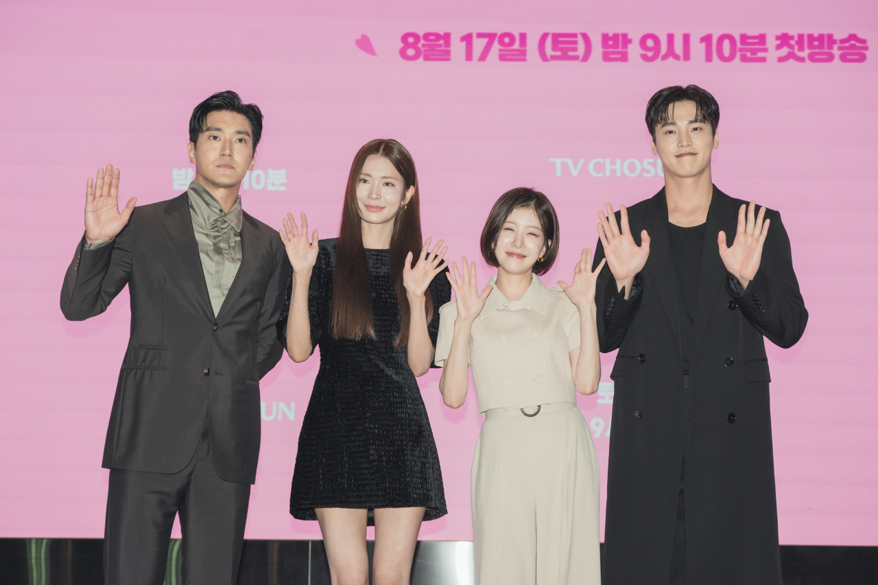 13일 오후 서울 영등포구 글래드 여의도에서 열린 'DNA러버' 제작발표회에서 배우 최시원, 정유진, 정인선, 이태환이 취재진을 향해 포즈를 취해보이고 있다. TV조선 제공.