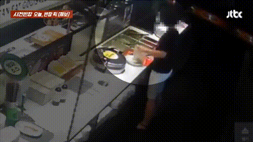 무한리필 고깃집에서 고기와 반찬 등을 비닐봉지에 담아 밖으로 빼돌린 남녀의 모습이 포착됐다. [JTBC '사건반장']