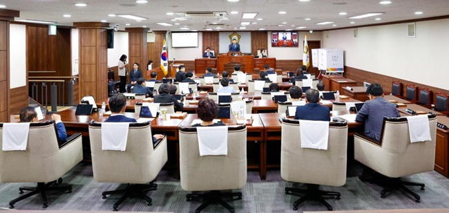 순천시의회 본회의장.