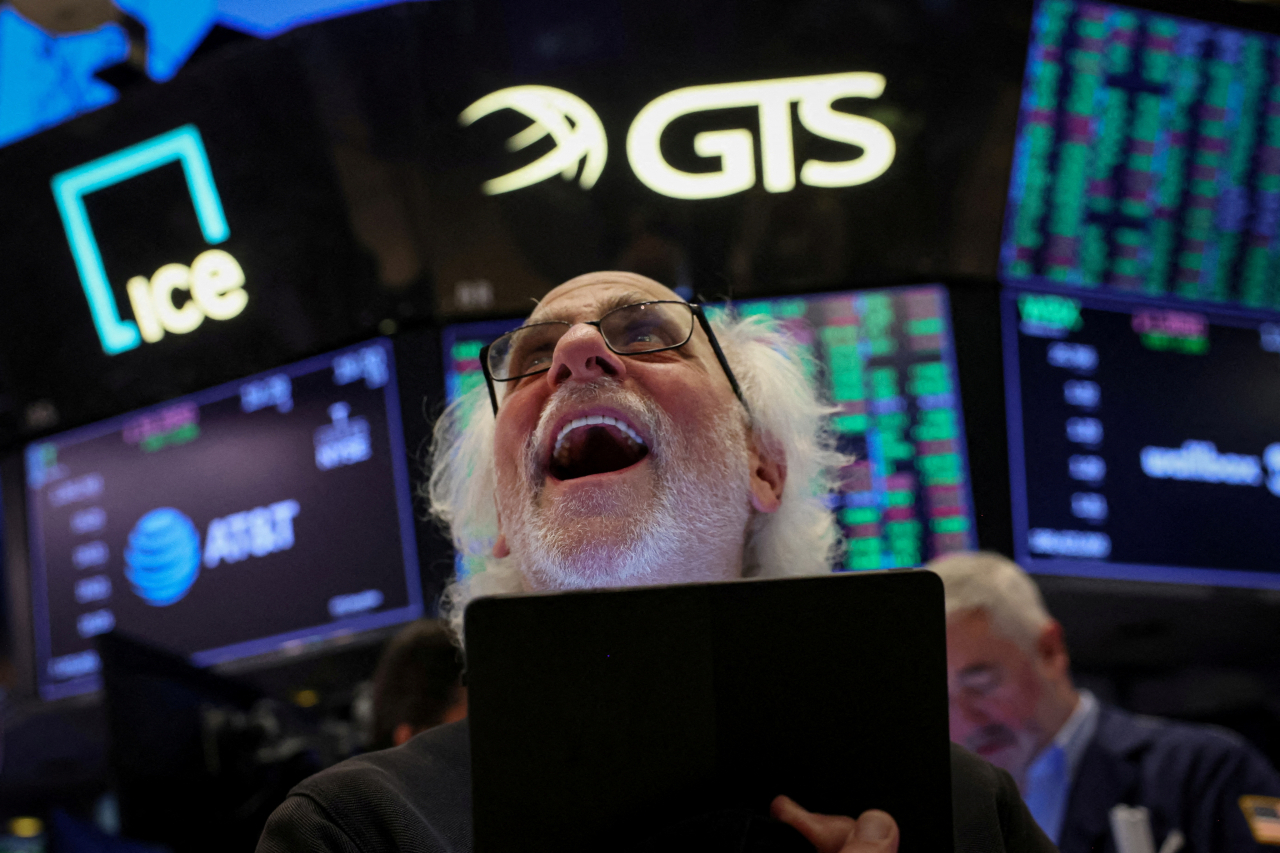 뉴욕증권거래소(NYSE)에서 지난 8일 트레이더가 주가를 살피고 있다. [로이터]