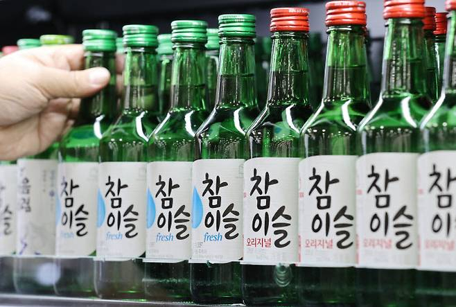 서울 한 대형마트에 진열된 하이트진로의 소주 제품들. [연합]