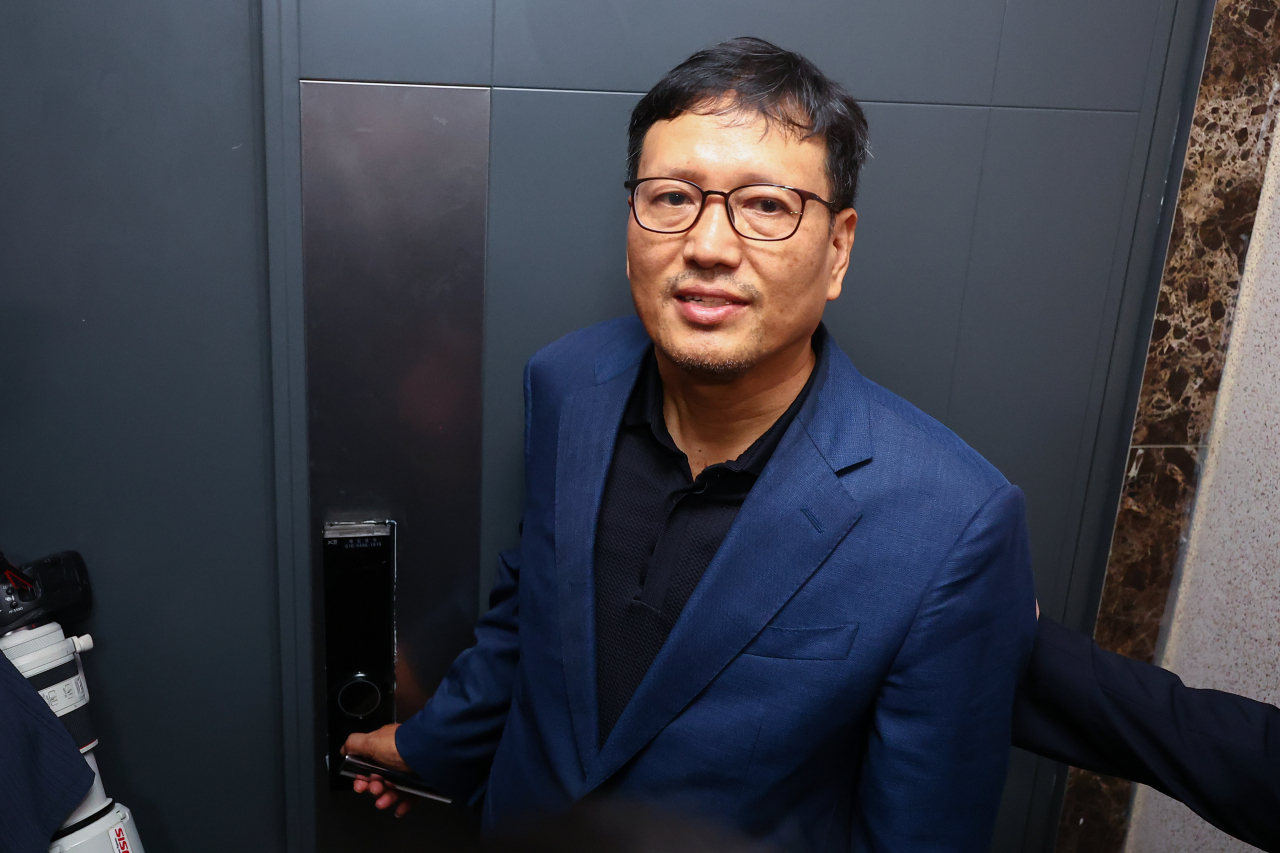 구영배 큐텐그룹 대표가 1일 검찰의 자택 압수수색 협조를 위해 자택 문을 열고 있다. [연합]