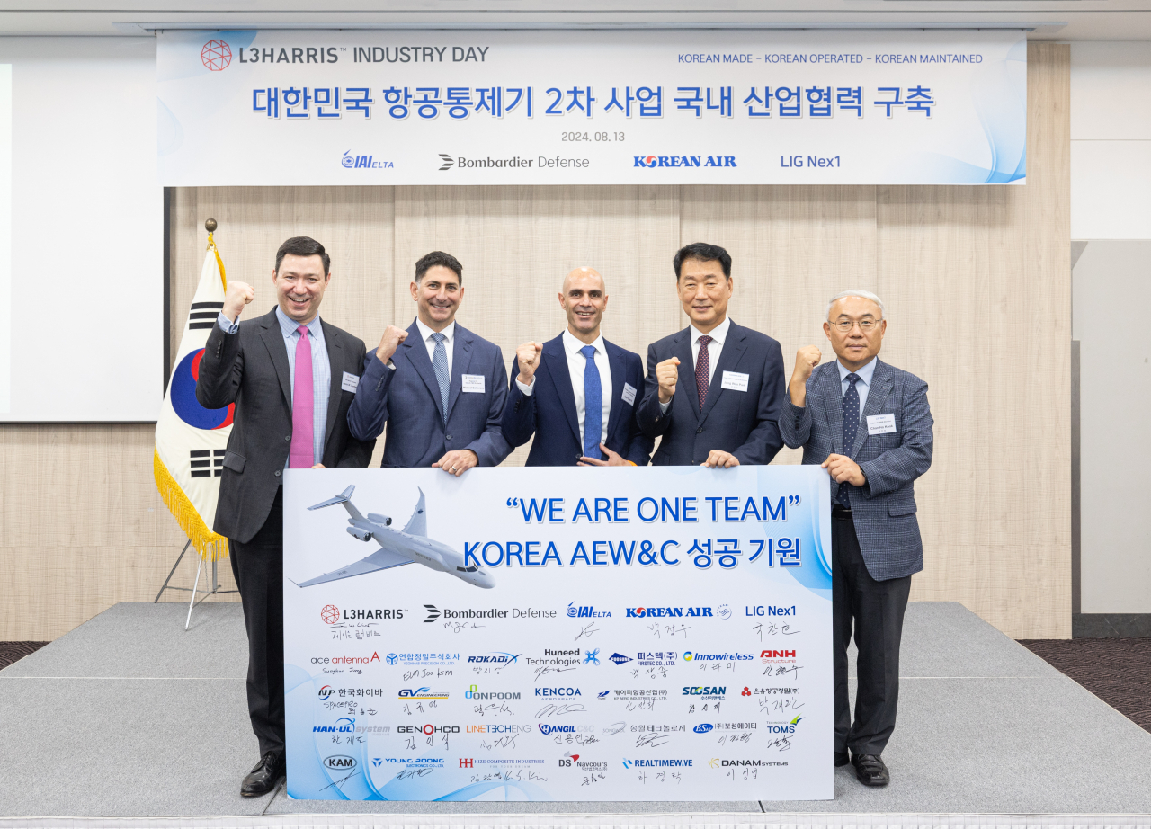 제이슨 W. 램버트(왼쪽부터) L3해리스 IRS 사장, 미셸 칼테론 봄바르디어 디펜스 사업개발 부사장, 아사프 사비트 IAI 부사장, 박정우 대한항공 항공우주사업본부장, 국찬호 LIG 넥스원 C5ISR 사업본부 본부장이 기념사진을 촬영하는 모습. [대한항공 제공]