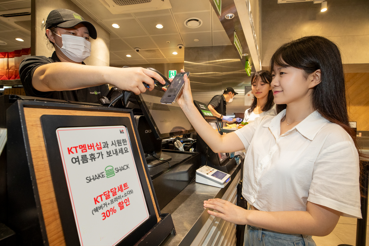 서울 종각에 위치한 한 쉐이크쉑(Shake Shack) 매장에서 고객들이 KT 멤버십 달.달.혜택을 사용해 할인된 가격으로 세트메뉴를 구매하고 있다.[KT 제공]
