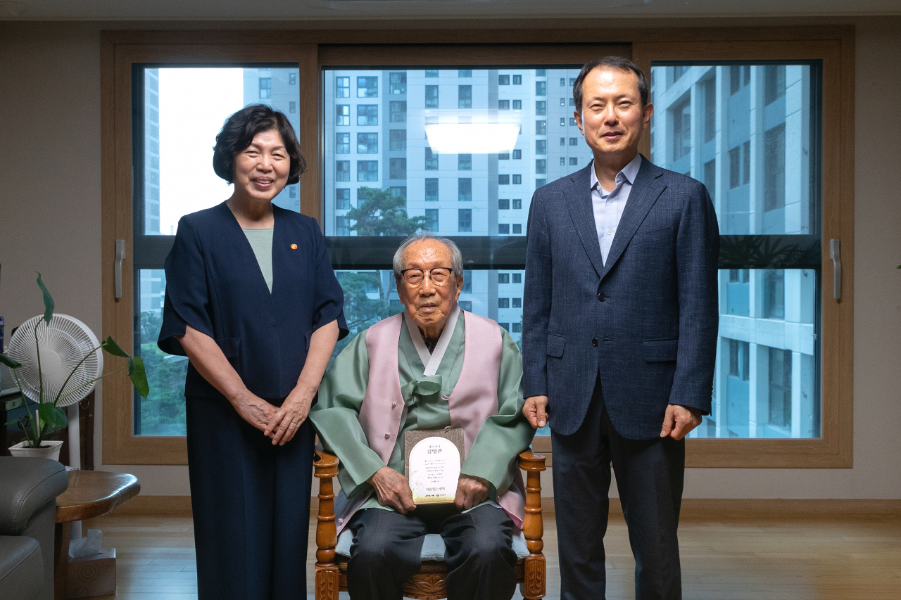 강정애(왼쪽부터) 국가보훈부 장관, 김영관 애국지사, 빙그레 전창원 대표이사. [빙그레 제공]