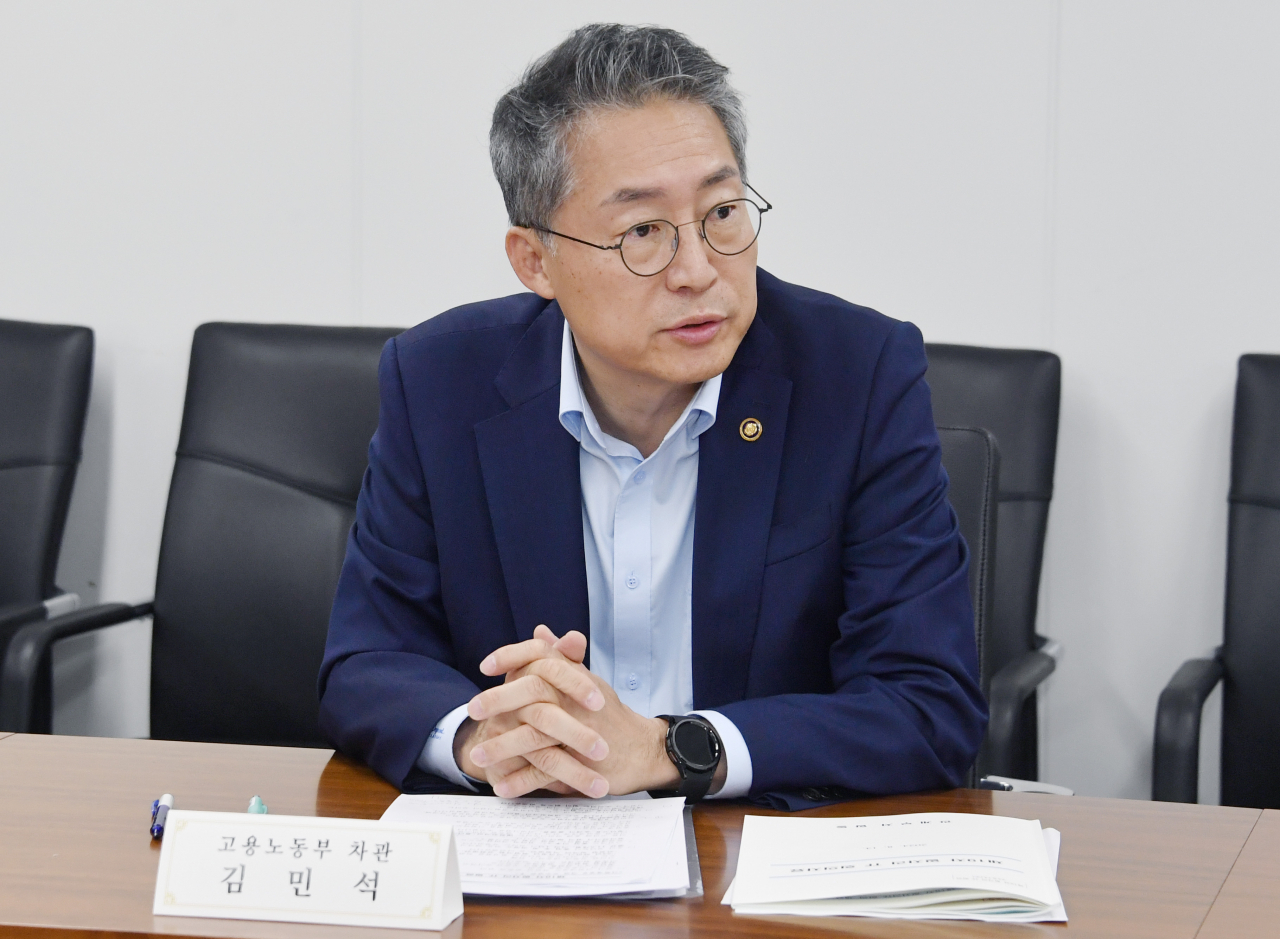 김범석 고용노동부 차관이 14일 오전 서울 종로구 정부서울청사에서 열린 '제19차 일자리TF 회의'를 주재, 모두발언을 하고 있다. [기획재정부 제공]