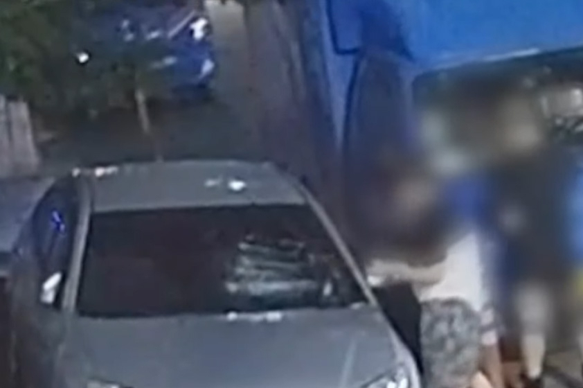 한 60대 남성(왼쪽)이 주차 상태에 불만을 품고 차량을 파손하는 모습. 이 장면을 목격한 시민의 신고로 현장에서 체포됐다. [경찰청 유튜브 캡처]