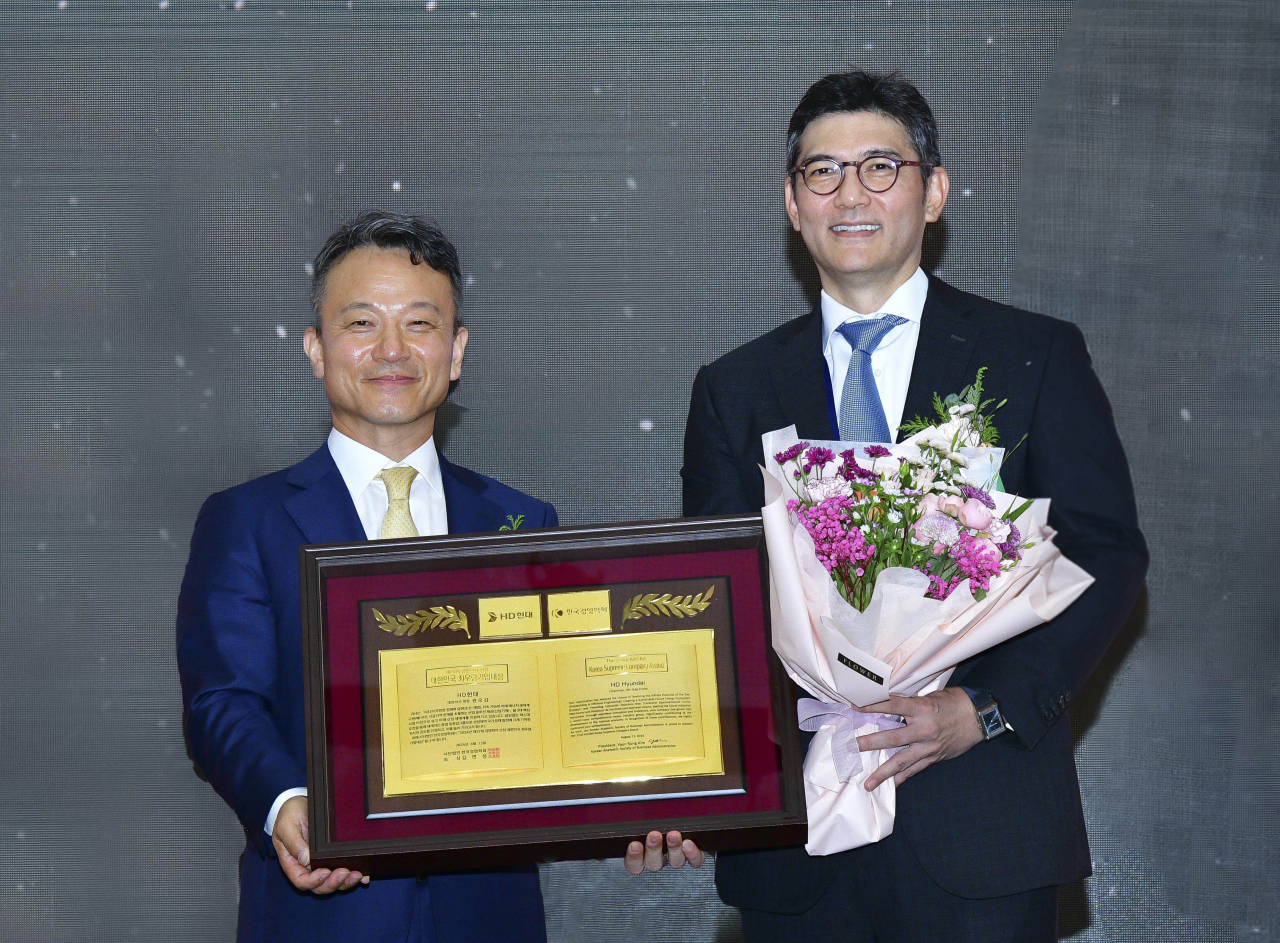 김성준(오른쪽) HD한국조선해양 대표와 김연성 한국경영학회 회장이 지난 13일 경주 화백컨벤션센터에서 최우량기업대상 수상 기념촬영을 하고 있다. [HD현대 제공]