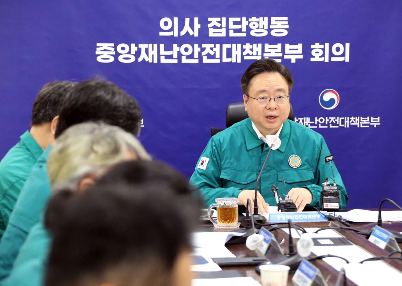 조규홍 보건복지부 장관이 14일 오전 정부세종청사 보건복지부 영상회의실에서 열린 의사 집단행동 중앙재난안전대책본부 회의를 주재하고 있다.[연합]