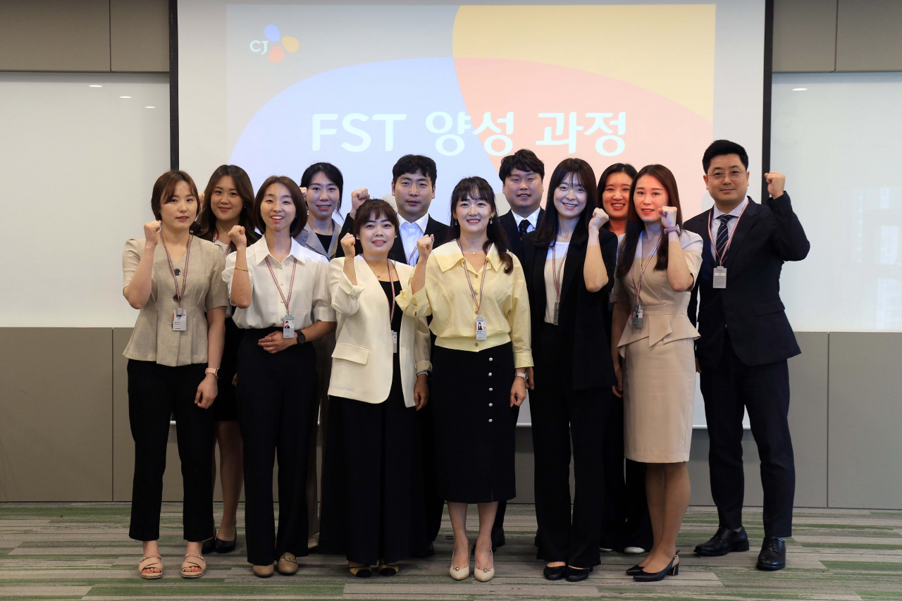서울 마포구 CJ프레시웨이 본사에서 열린 ‘푸드서비스 사내강사 양성과정’ 발대식에서 배수영(앞줄 왼쪽 네 번째) FS사업본부장과 사내강사 임직원들이 함께 기념사진을 촬영하고 있다. [CJ프레시웨이 제공]