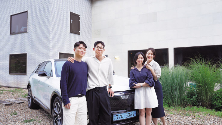 신명수(왼쪽 첫번째) 포스코퓨처엠 수석연구원이 이담현(왼쪽 세번째) 사원, 포스코그룹 관계자들과 함께 캐딜락 리릭 앞에서 기념촬영을 하고 있다. [포스코퓨처엠 제공]