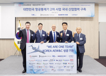제이슨 W. 램버트(왼쪽부터) L3해리스 IRS 사장, 미셸 칼테론 봄바르디어 디펜스 사업개발 부사장, 아사프 샤비트 IAI/ELTA 시스템 부사장, 박정우 대한항공 항공우주사업본부장, 국찬호 LIG 넥스원 C5ISR 사업본부 본부장이 기념촬영하는 모습 [대한항공 제공]