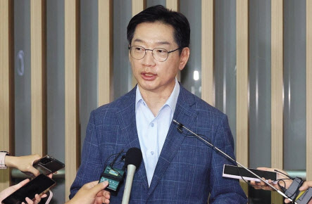 노무현 전 대통령 추도식 참석을 위해 잠시 귀국했던 김경수 전 경남도지사가 6월 14일 인천공항에서 출국 전 기자의 질문에 답하고 있는 모습 [연합]