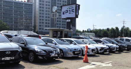 최근 잇따라 발생한 전기차 화재로 중고차 시장에서 전기차 매매 거래가 급감하고 가격도 함께 떨어지고 있다. 사진은 14일 서울시 동대문구 장안동 한 중고차 시장 모습. 김도윤 수습기자