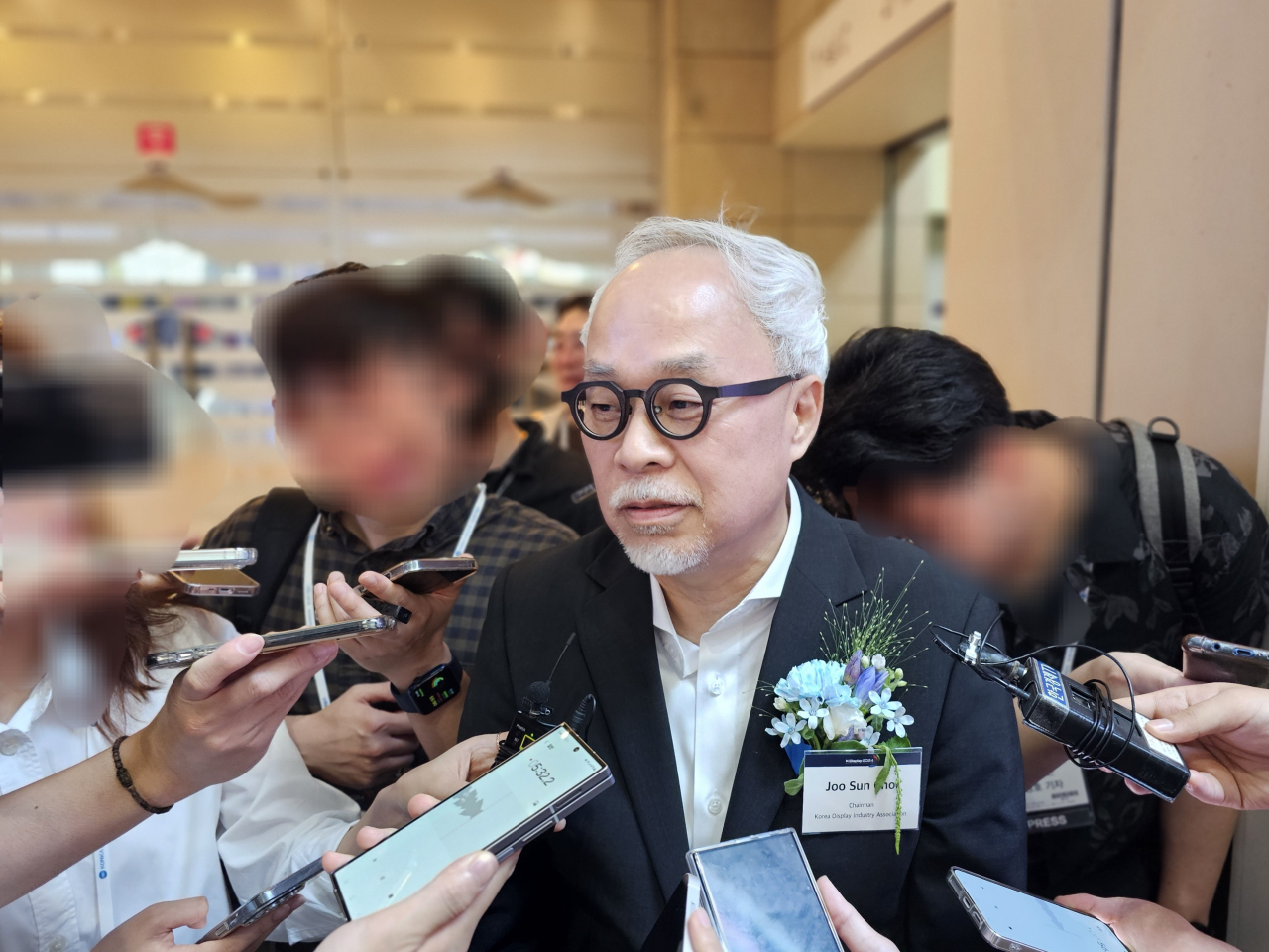 최주선 한국디스플레이산업협회장 겸 삼성디스플레이 대표(사장)가 14일 서울 강남구 코엑스에서 열린 ‘K-디스플레이 2024’ 개막식이 끝나고 기자들의 질문에 답변하고 있다. [삼성디스플레이 제공]