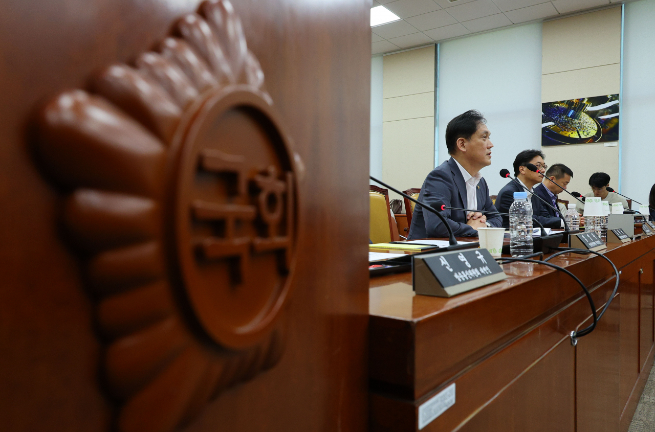 14일 오전 국회에서 열린 과학기술정보방송통신위원회의 ‘불법적 방송문화진흥회 이사 선임 등 방송장악 관련’ 청문회에 참석한 김태규 방송통신위원회 부위원장이 의원 질의에 답하고 있다. [연합]