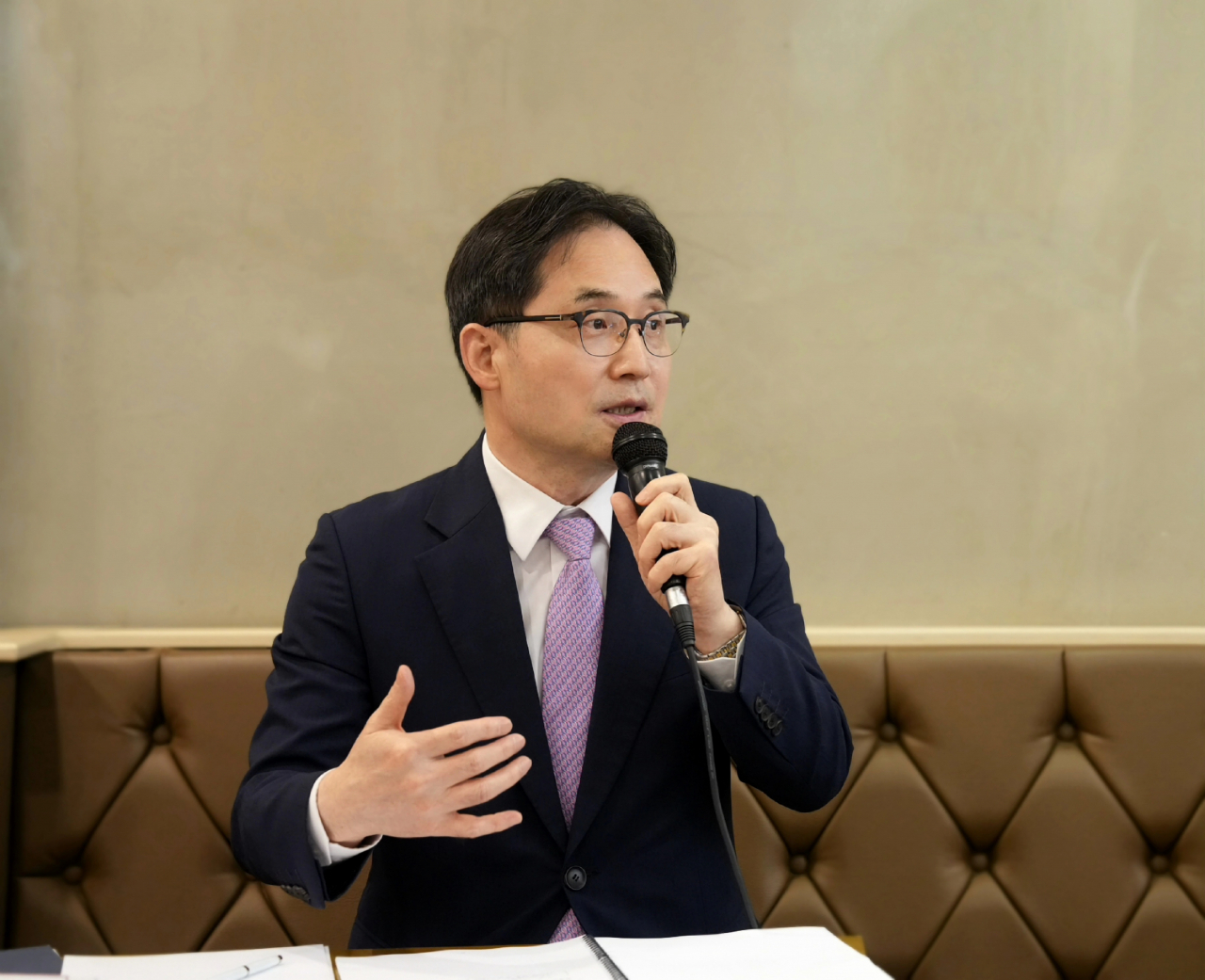 한기정 공정거래위원장이 14일 정부세종청사 인근에서 기자간담회를 열고 기자들의 질문에 답변하고 있다. [공정거래위원회 제공]