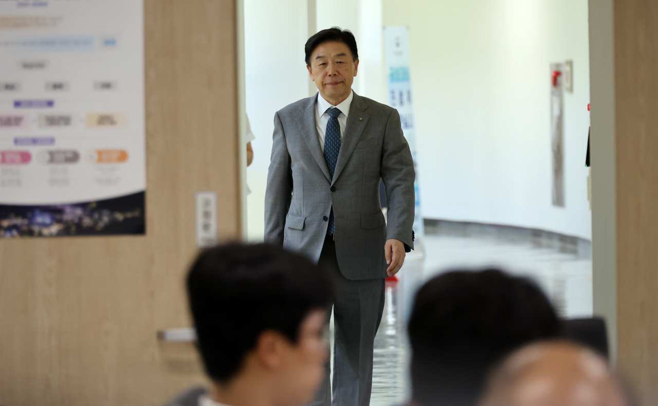 김형석 독립기념관장이 14일 오후 충남 천안 독립기념관 겨레누리관에서 취재진을 만나기 위해 이동하고 있다. [연합]