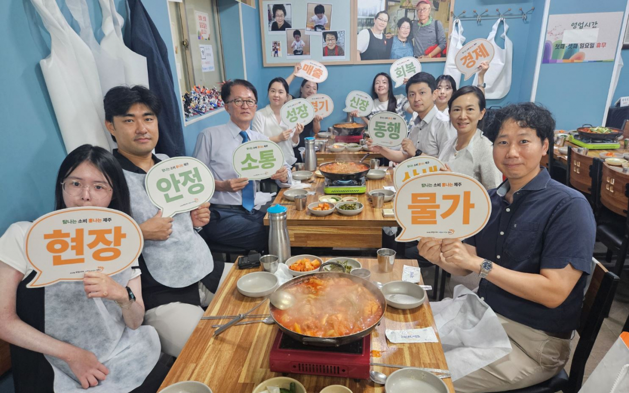 제주관광공사 임직원들이 골목상권을 찾아가 음식을 주문하고 상인들의 용기를 북돋웠다.