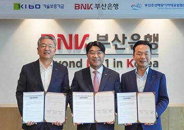 김종호 기보 이사장(왼쪽부터), 방성빈 부산은행 은행장, 최금식 부산조선해양기자재공업협동조합 이사장이 14일 업무협약을 하고 있다. [기보 제공]
