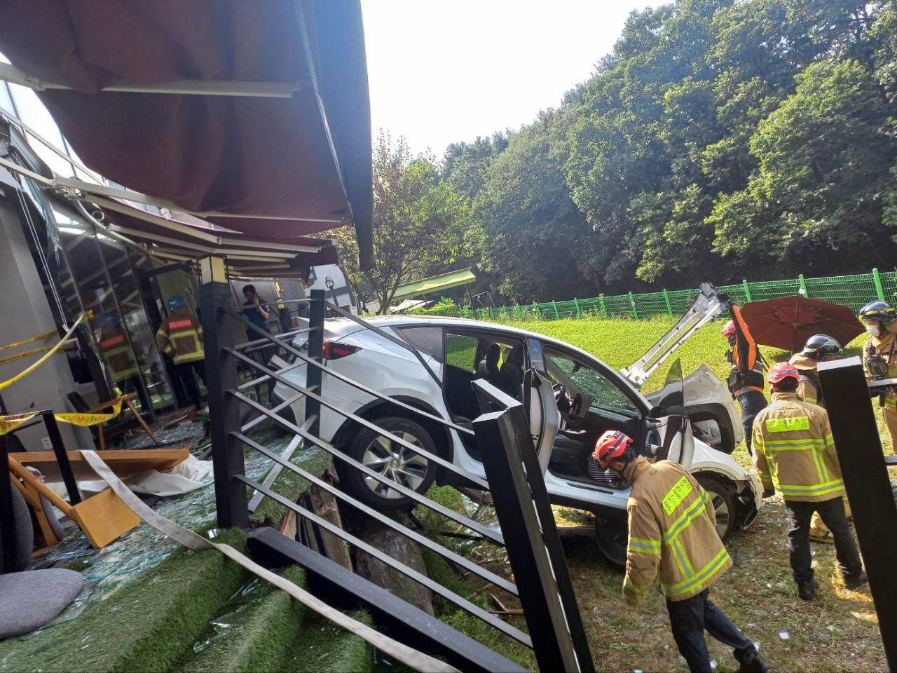 14일 오후 경기 용인시 수지구 고기동 한 카페 건물 로 차량이 돌진, 출동한 구조대원들이 현장을 살펴보고 있다. 이 사고로 10여명이 다쳤다. [연합]
