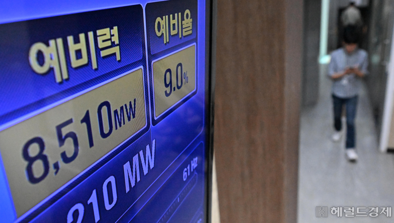 역대급 폭염으로 전력 수요가 급증한 가운데 휴가철이 끝나고 전력 소비가 큰 산업 시설의 재가동이 본격화하고 있다. 13일 오전 서울 중구 한국전력공사 서울본부 전력수급현황판에 금일전망 예비력과 예비율이 표시되어 있다. 임세준 기자