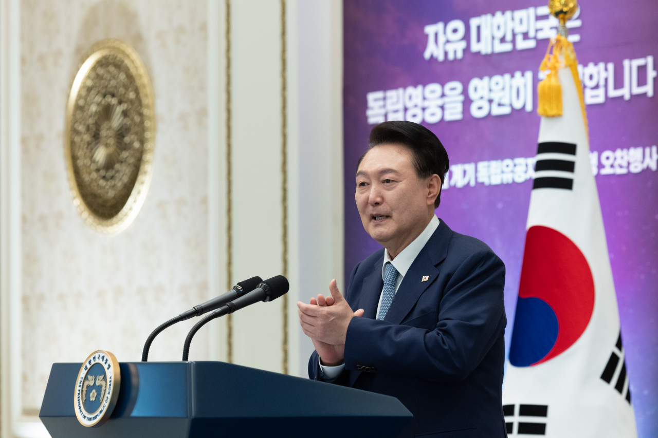 윤석열 대통령이 14일 청와대 영빈관에서 열린 독립유공자 후손 초청 오찬에서 박수치고 있다. [연합]