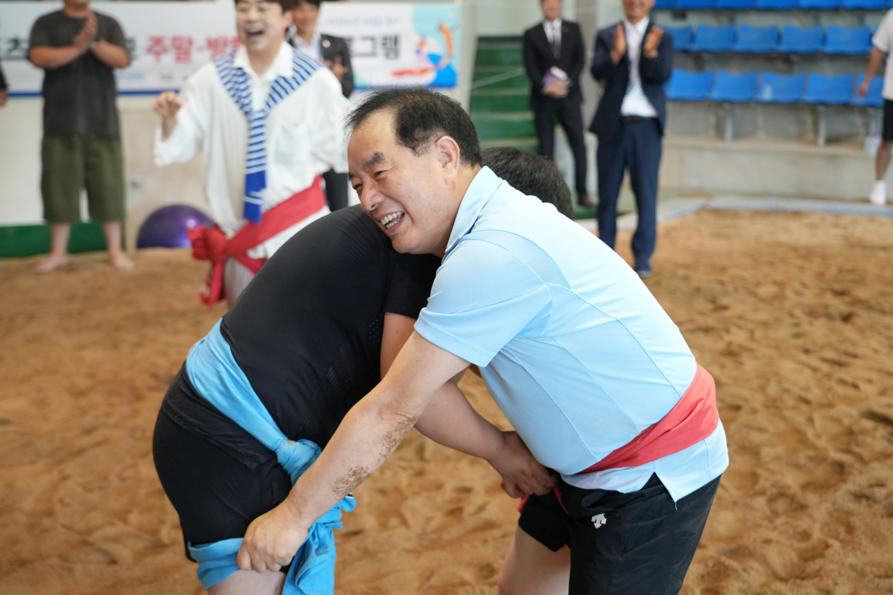 하윤수 부산시교육감이 14일 오전 부산씨름체육관에서 열린 '스포츠 늘봄학교 방학캠프' 현장을 찾아 학생들과 씨름 체험을 함께하고 있다. [사진=부산교육청]