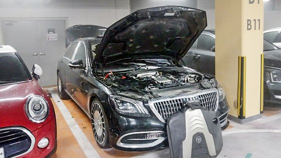 불이 난 벤츠 차량. [인천소방본부]