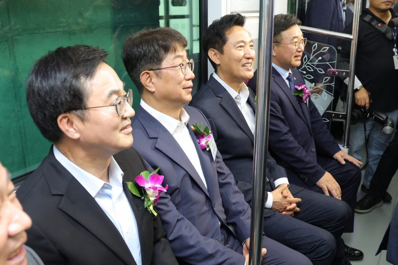 지난 9일 오후 경기도 남양주시 별내역에서 열린 지하철 8호선 연장 별내선 개통식에서 김동연 경기도지사(왼쪽부터)와 박상우 국토교통부 장관, 오세훈 서울시장, 더불어민주당 윤호중 의원이 열차에 시승하고 있다. 앞서 지난 2일 서울시와 구리시가 기후동행카드 참여 업무협약을 체결해 별내선도 기후동행카드로 탈 수 있게 됐다.[연합]