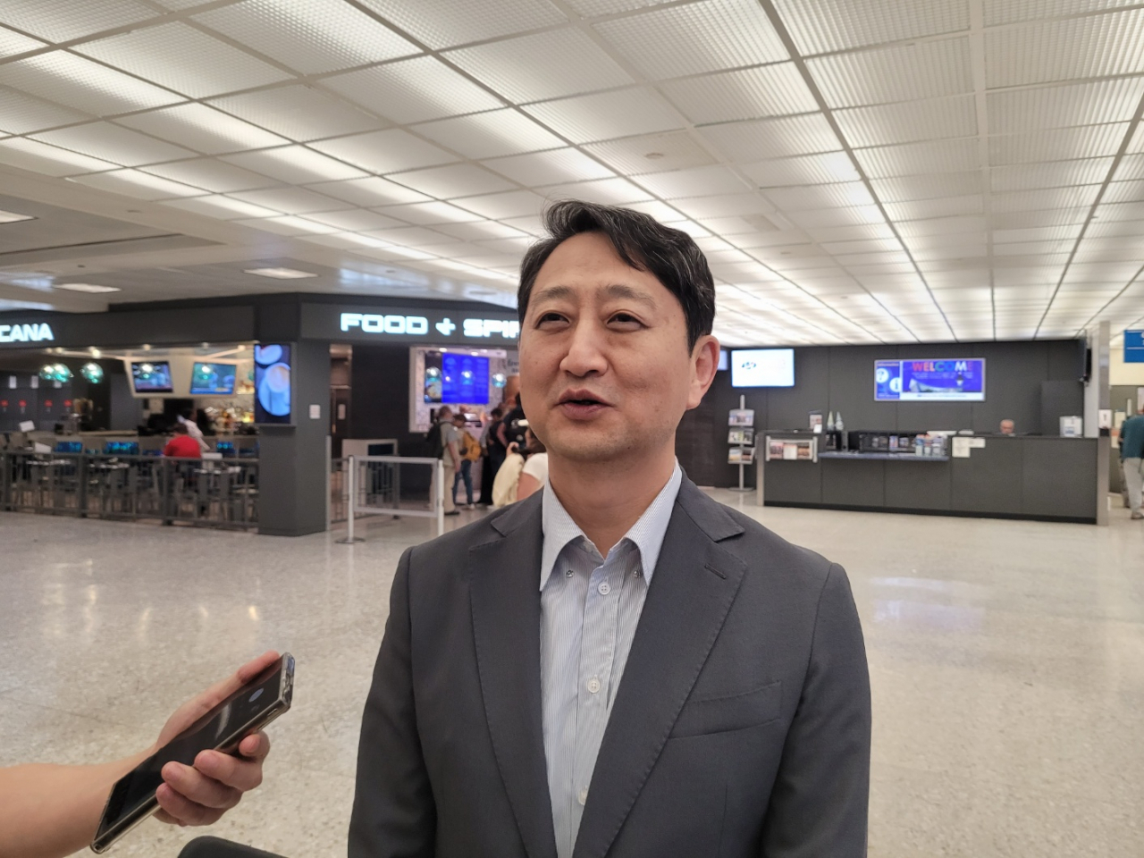 미국을 방문한 안덕근 산업통상자원부 장관이 지난 7일(현지시간) 워싱턴DC 인근 덜레스 국제공항에서 특파원들의 질문에 답하고 있다. [연합]