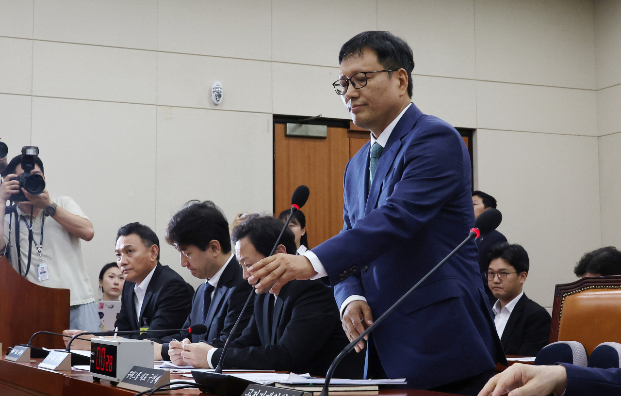 30일 오전 국회 정무위원회에서 열린 '티몬·위메프 정산 및 환불 지연 사태' 관련 긴급 현안질의에서 구영배 큐텐그룹 대표가 고개를 숙이고 있다. 왼쪽부터 박준석 전자지급결제협회 회장, 류화현 위메프 대표, 류광진 티몬 대표, 구영배 큐텐그룹 대표. [연합]