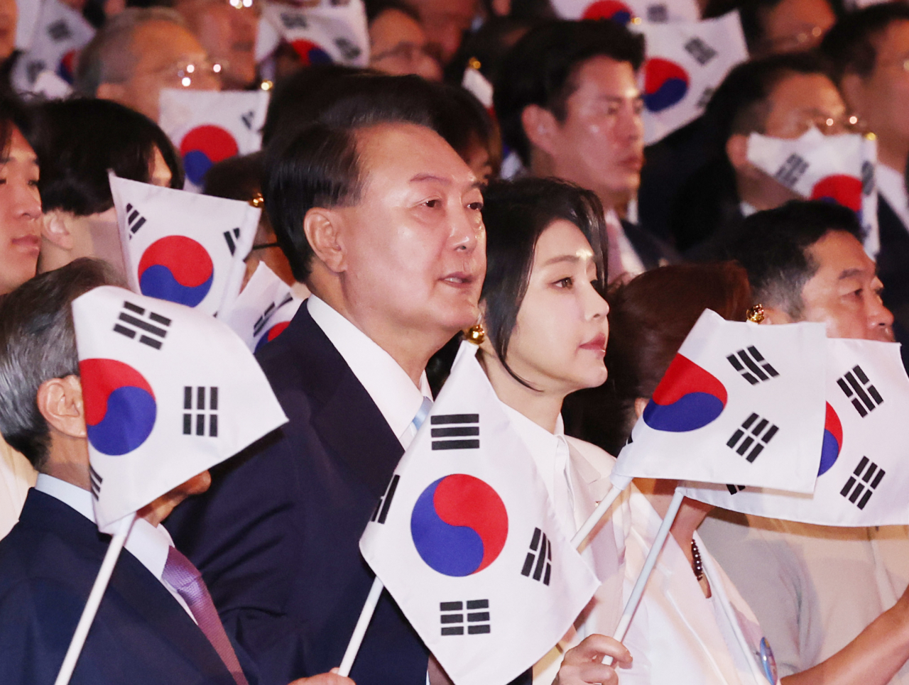 윤석열 대통령과 김건희 여사가 지난 8월 15일 서울 종로구 세종문화회관에서 열린 제79주년 광복절 경축식에서 태극기를 흔들고 있다. [연합]