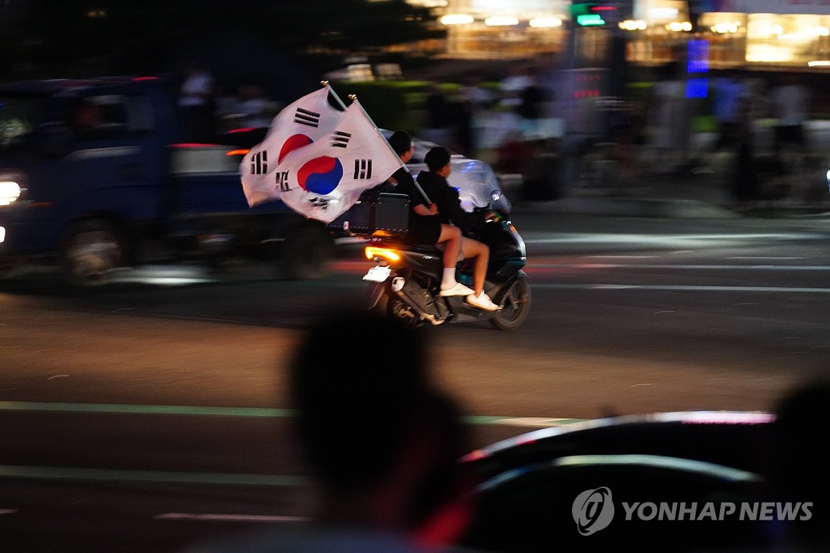 광복절인 15일 새벽 천안시 쌍용동 일봉산사거리 일대가 오토바이 폭주족들로 어수선하다.[연합·독자제공]