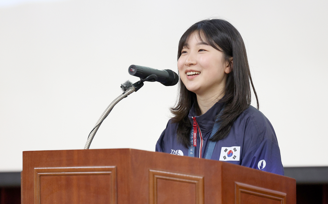 2024 파리 올림픽 사격 10m 공기소총에서 금메달을 딴 반효진이 12일 오전 모교인 대구체육고등학교에서 열린 환영식에서 소감 발표를 하고 있다. [연합]