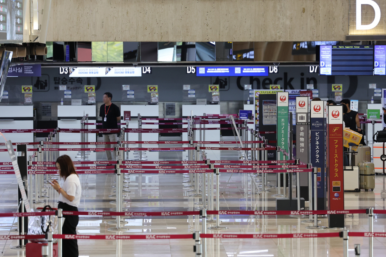 광복절인 15일 오전 김포국제공항 일본 항공 체크인 카운터가 텅 비어 있다. [연합]