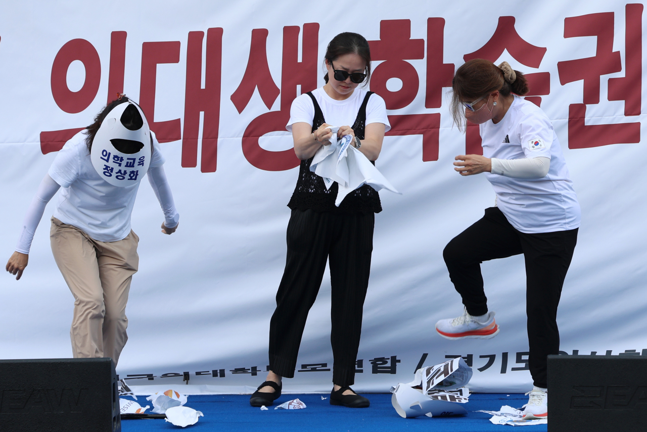 서울 중구 덕수궁 대한문 앞에서 열린 '의학교육 정상화 호소 궐기대회'에서 참석자들이 등록금 납부 거부 퍼포먼스를 하고 있다. [연합]