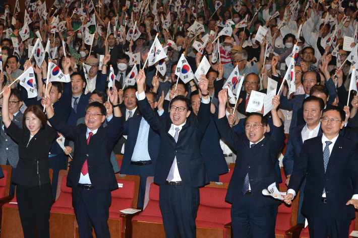 15일 오전 부산시민회관 대극장에서 개최된 '제79주년 광복절 경축행사'에서 행사 참석자들이 태극기를 들고 만세삼창을 하고 있다. [사진=부산시]